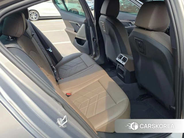 BMW 5 Series (G60) 2025 Цвет тростника из Кореи, фото 2