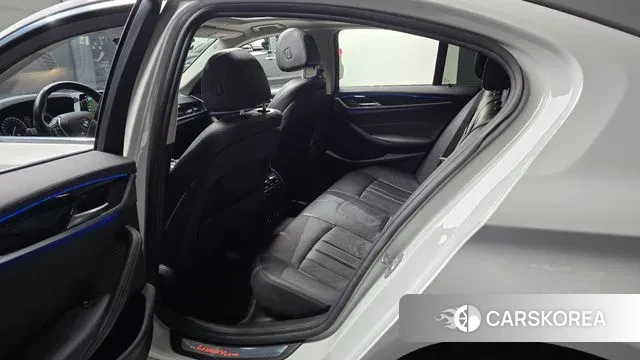 BMW 5 Series (G30) 2018 Белый из Кореи, фото 2