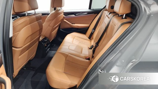 BMW 5 Series (G30) 2021 Серебристо-серый из Кореи, фото 2