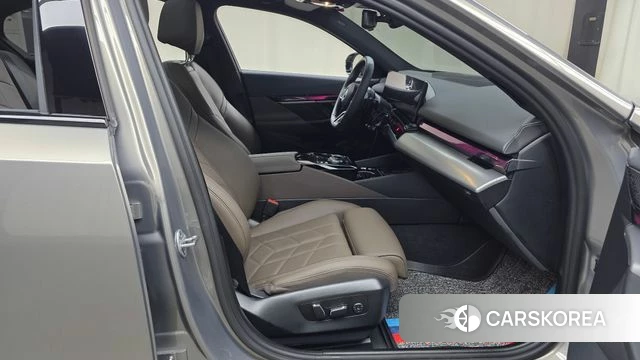 BMW 5 Series (G60) 2025 Песочный из Кореи, фото 2