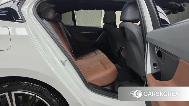 BMW 5 Series (G60) 2024 Белый из Кореи, фото 2