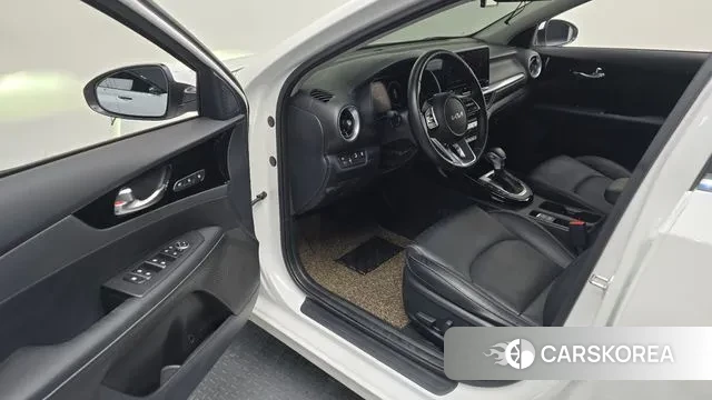 Kia The New K3 2nd generation 2022 Белый из Кореи, фото 2