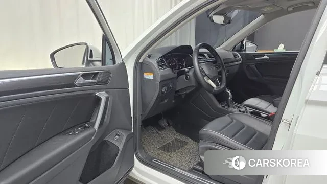 Volkswagen Tiguan second Generation 2022 Белый из Кореи, фото 2