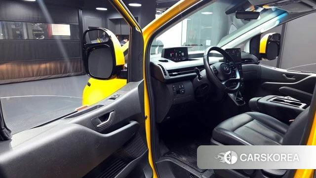 Hyundai Staria 2024 Желтый из Кореи, фото 2