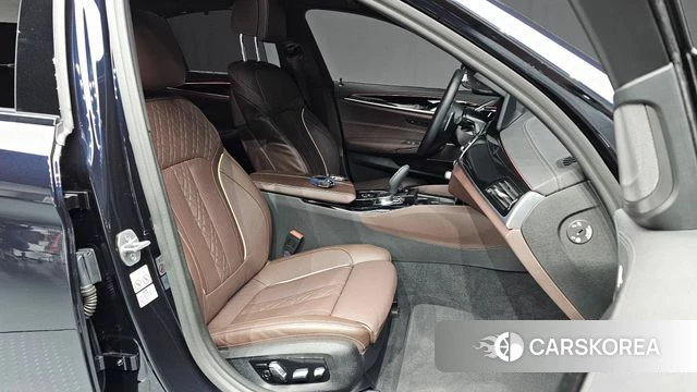 BMW 5 Series (G30) 2022 Черный из Кореи, фото 2