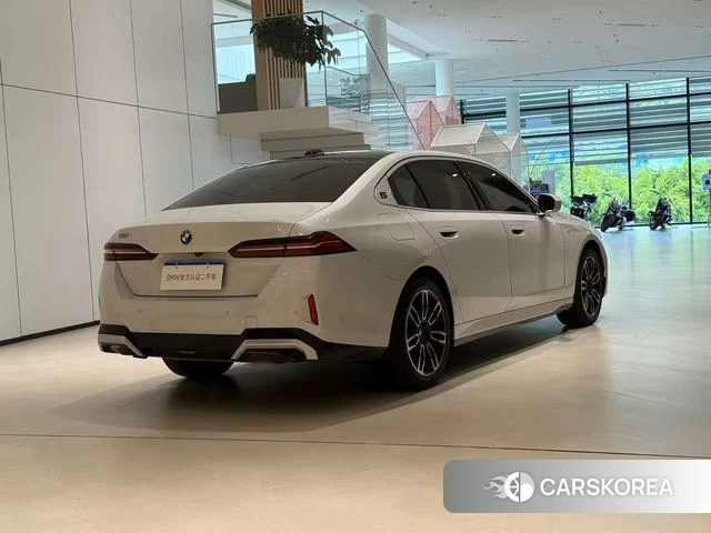BMW 5 series 2024 Белый из Китая, фото 2
