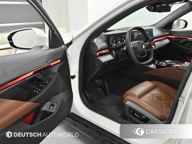 BMW 5 Series (G60) 2024 Белый из Кореи, фото 2