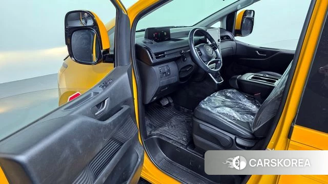 Hyundai Staria 2023 Желтый из Кореи, фото 2