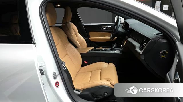 Volvo V60 Cross-Country 2nd Generation 2020 Белый из Кореи, фото 2