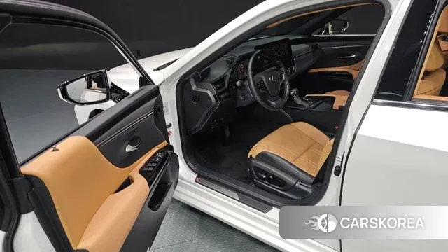 Lexus ES300h 7th generation 2023 Белый из Кореи, фото 2
