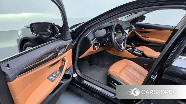 BMW 5 Series (G30) 2022 Черный из Кореи, фото 2