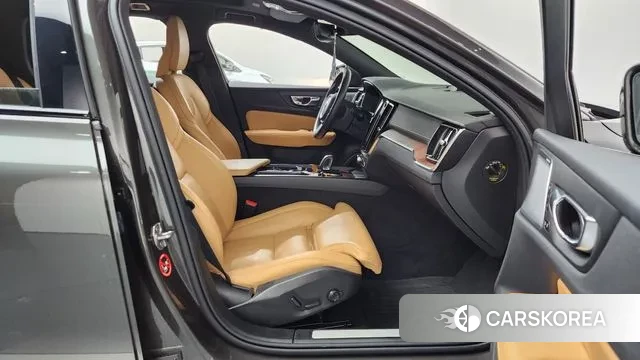 Volvo V60 Cross-Country 2nd Generation 2021 Серый из Кореи, фото 2