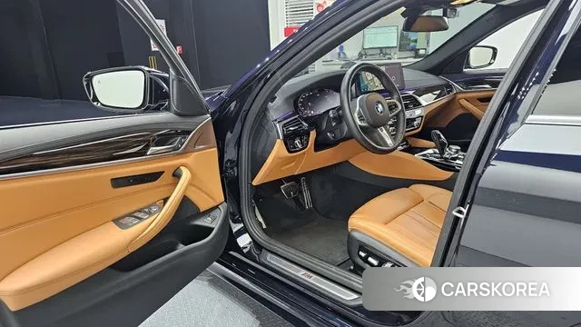 BMW 5 Series (G30) 2022 Черный из Кореи, фото 2