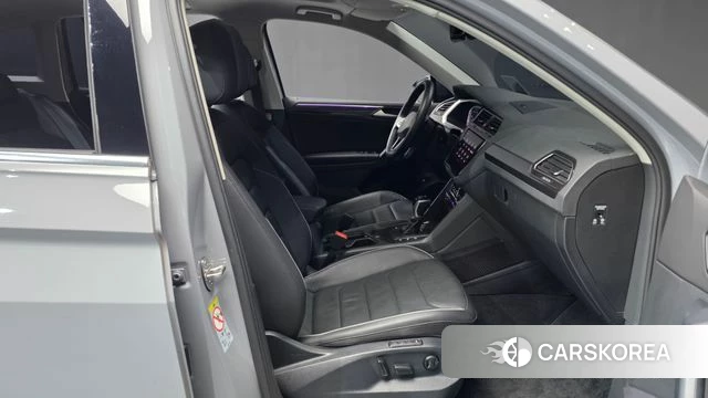 Volkswagen Tiguan second Generation 2021 Серебристо-серый из Кореи, фото 2