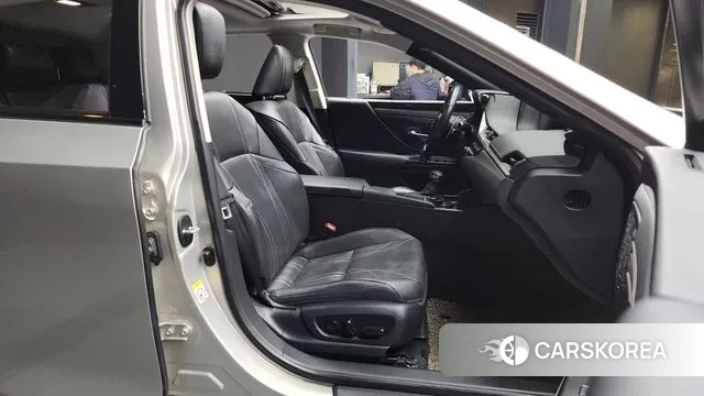 Lexus ES300h 7th generation 2019 Песочный из Кореи, фото 2