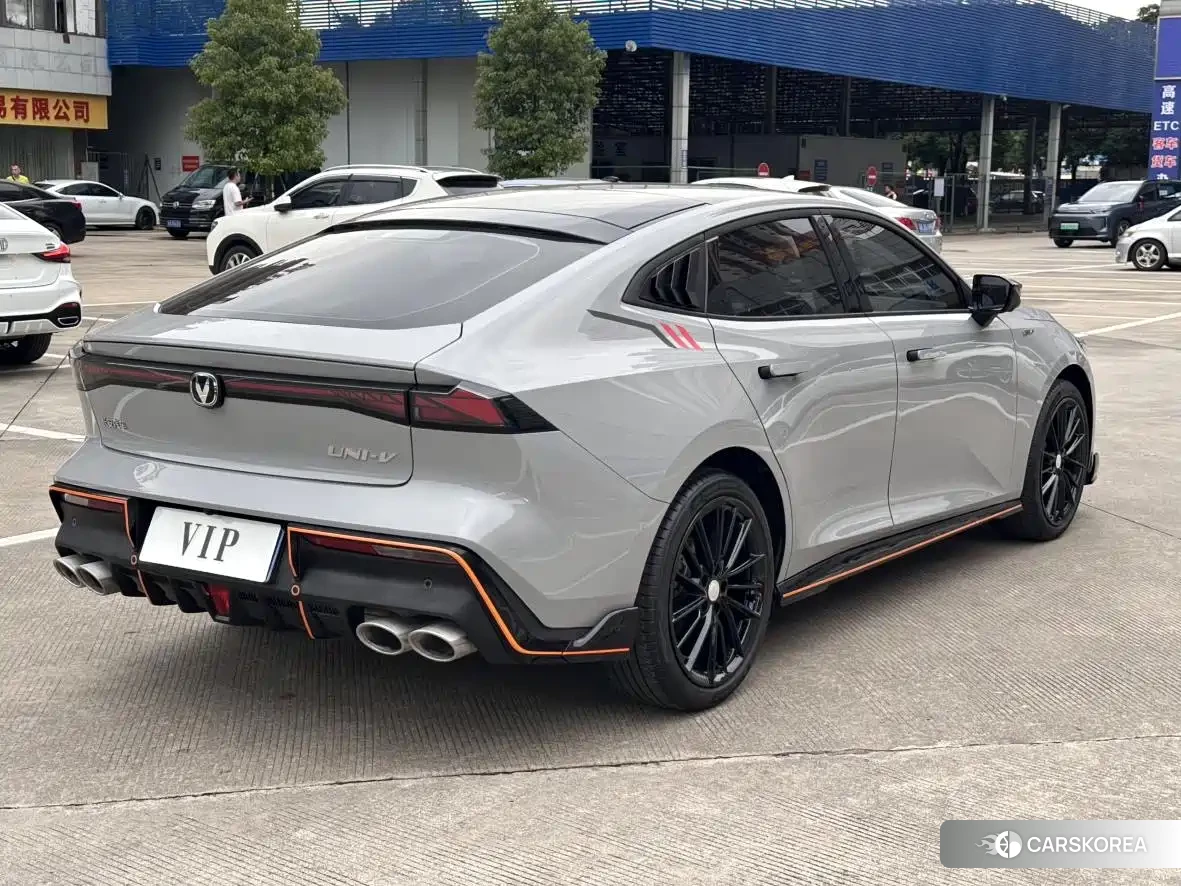 Chang'an UNI-V 2023 Silver/gray из Китая, фото 2
