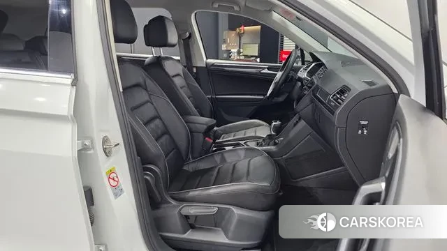 Volkswagen Tiguan second Generation 2023 Белый из Кореи, фото 2