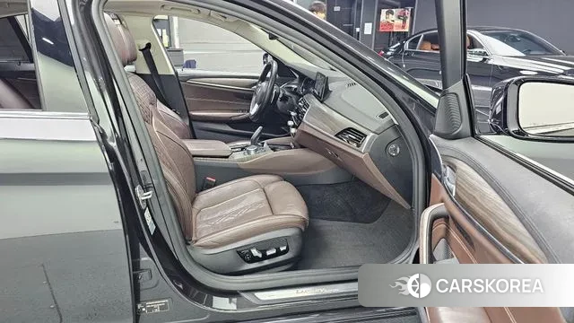 BMW 5 Series (G30) 2018 Серый из Кореи, фото 2