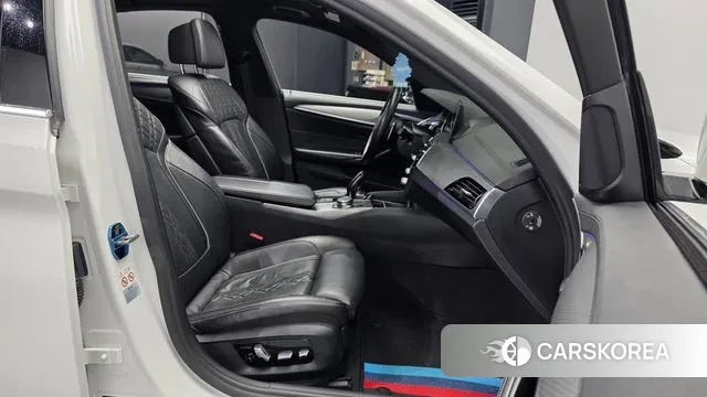 BMW 5 Series (G30) 2018 Белый из Кореи, фото 2