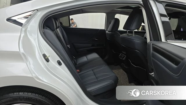 Lexus ES300h 7th generation 2025 Белый из Кореи, фото 2