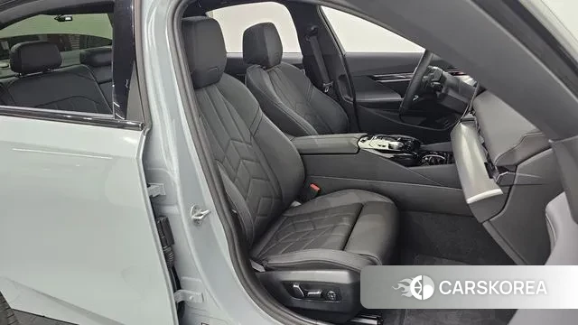 BMW 5 Series (G60) 2025 Светло-серебряный цвет из Кореи, фото 2