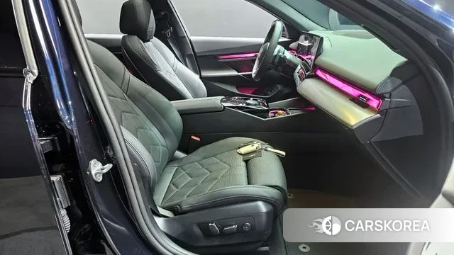 BMW 5 Series (G60) 2025 Черный из Кореи, фото 2