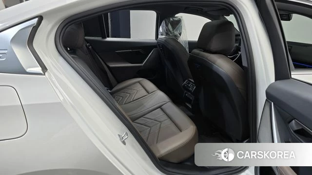 BMW 5 Series (G60) 2023 Белый из Кореи, фото 2