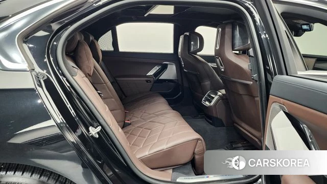BMW 7 Series (G70) 2023 Черный из Кореи, фото 2