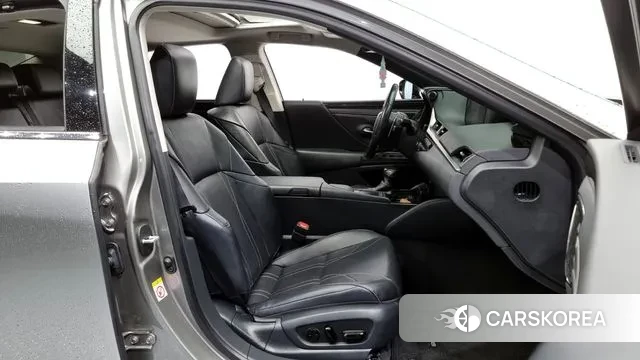 Lexus ES300h 7th generation 2018 Серебряный из Кореи, фото 2