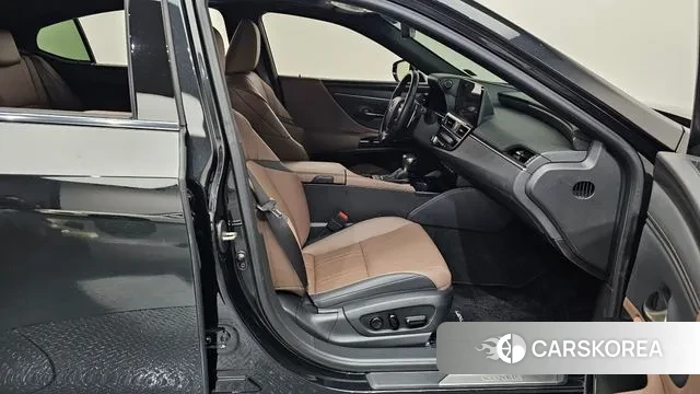 Lexus ES300h 7th generation 2023 Черный из Кореи, фото 2