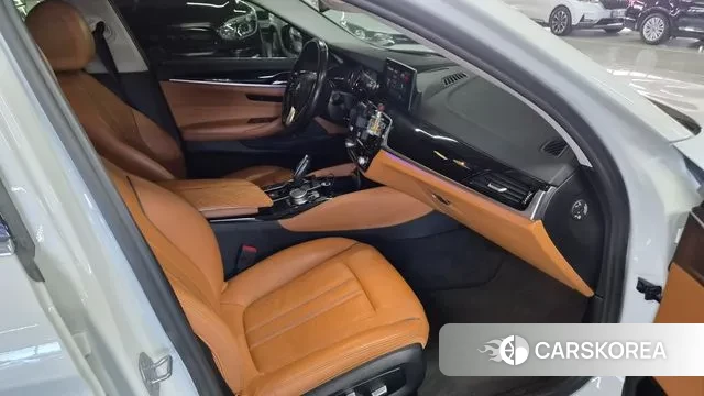 BMW 5 Series (G30) 2018 Белый из Кореи, фото 2