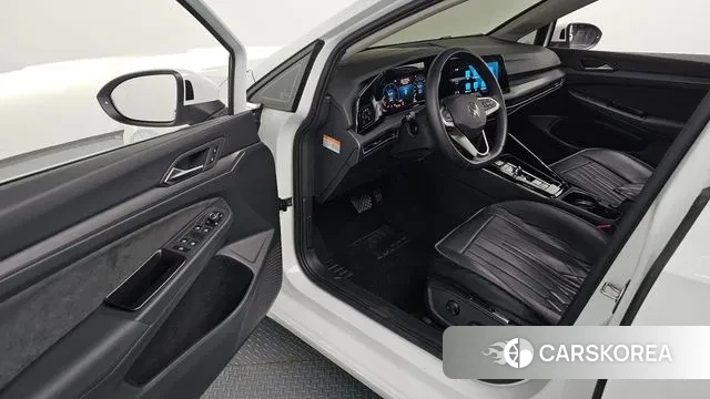 Volkswagen Golf 8th Generation 2024 Белый из Кореи, фото 2