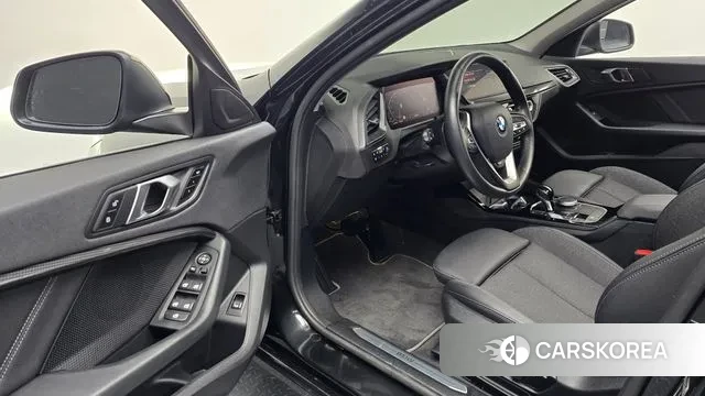 BMW 1 Series (F40) 2024 Черный из Кореи, фото 2