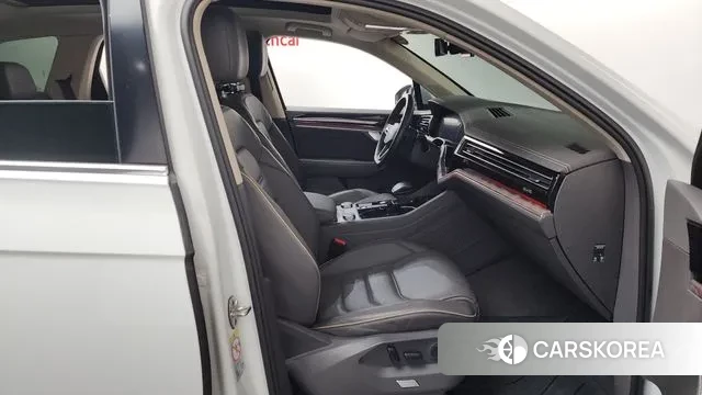 Volkswagen Touareg 3rd generation 2021 Белый из Кореи, фото 2