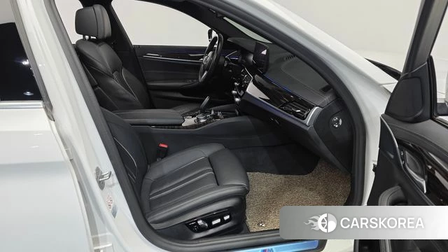 BMW 5 Series (G30) 2021 Белый из Кореи, фото 2