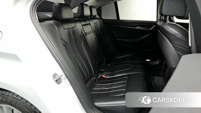 BMW 5 Series (G30) 2018 Белый из Кореи, фото 2