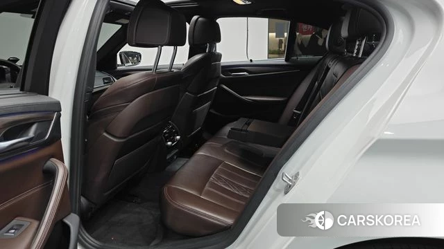 BMW 5 Series (G30) 2018 Белый из Кореи, фото 2