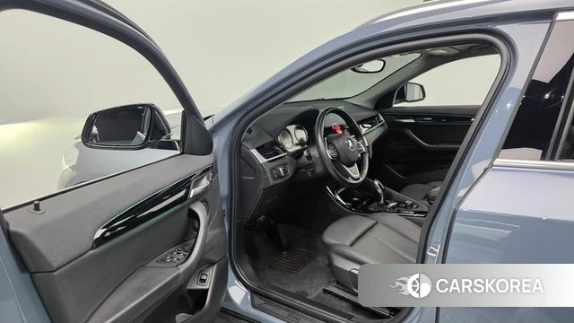 BMW X2 (F39) 2021 Светло-серебряный цвет из Кореи, фото 2