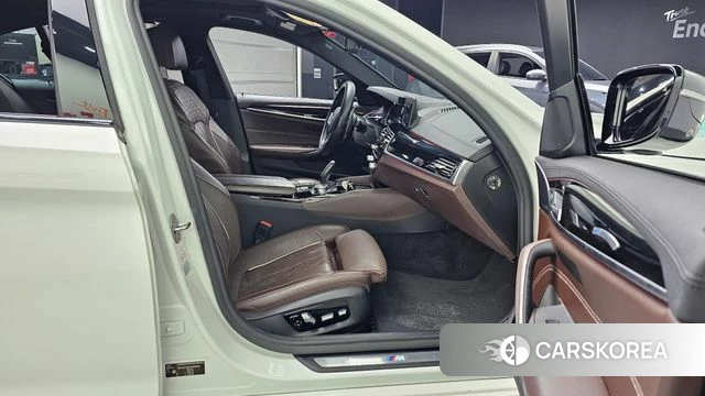 BMW 5 Series (G30) 2018 Белый из Кореи, фото 2