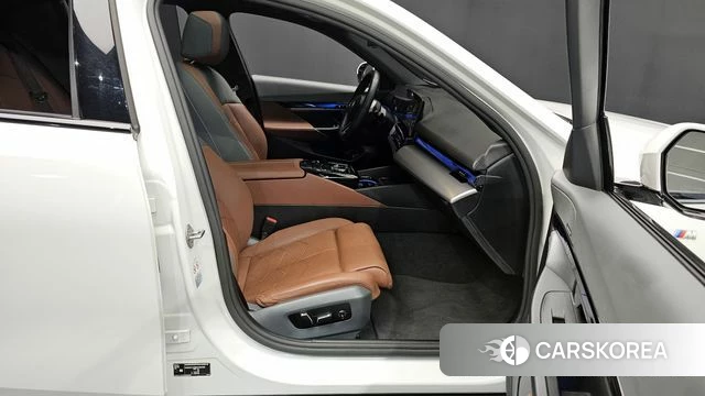 BMW 5 Series (G60) 2024 Белый из Кореи, фото 2