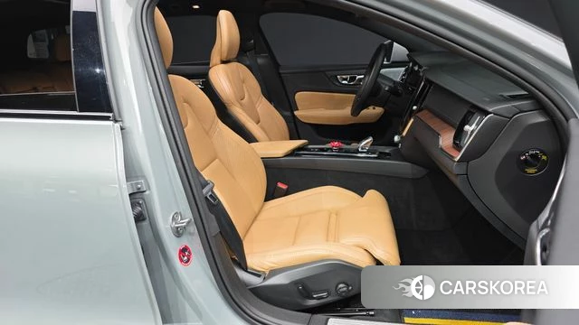 Volvo V60 Cross-Country 2nd Generation 2024 Светло-серебряный цвет из Кореи, фото 2