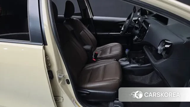 Toyota Prius C 2018 Жемчужный цвет из Кореи, фото 2