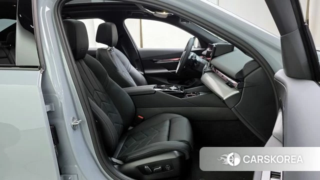 BMW 5 Series (G60) 2025 Серебристо-серый из Кореи, фото 2