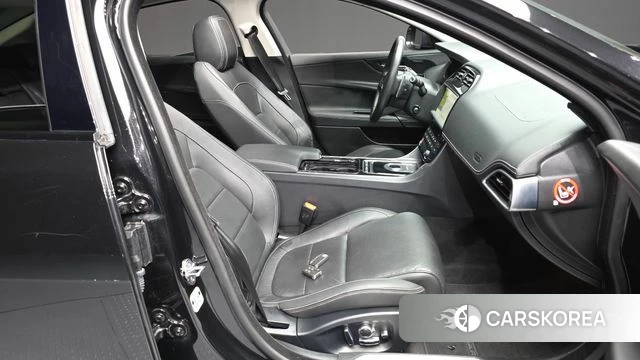 Jaguar XE 2019 Черный из Кореи, фото 2