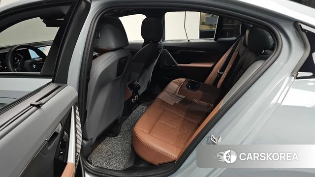 BMW 5 Series (G60) 2025 Серебристо-серый из Кореи, фото 2