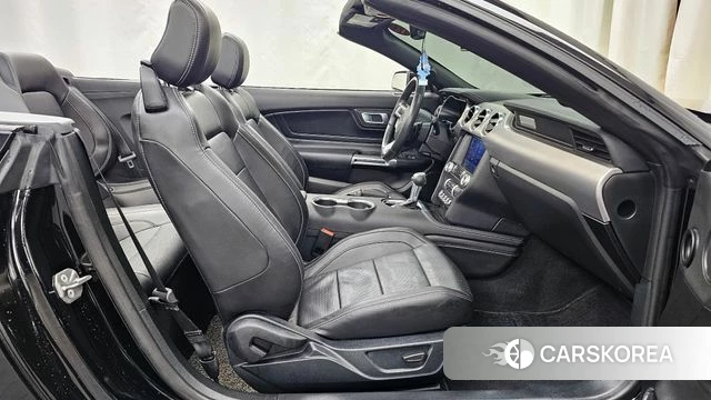 Ford Mustang 2023 Черный из Кореи, фото 2