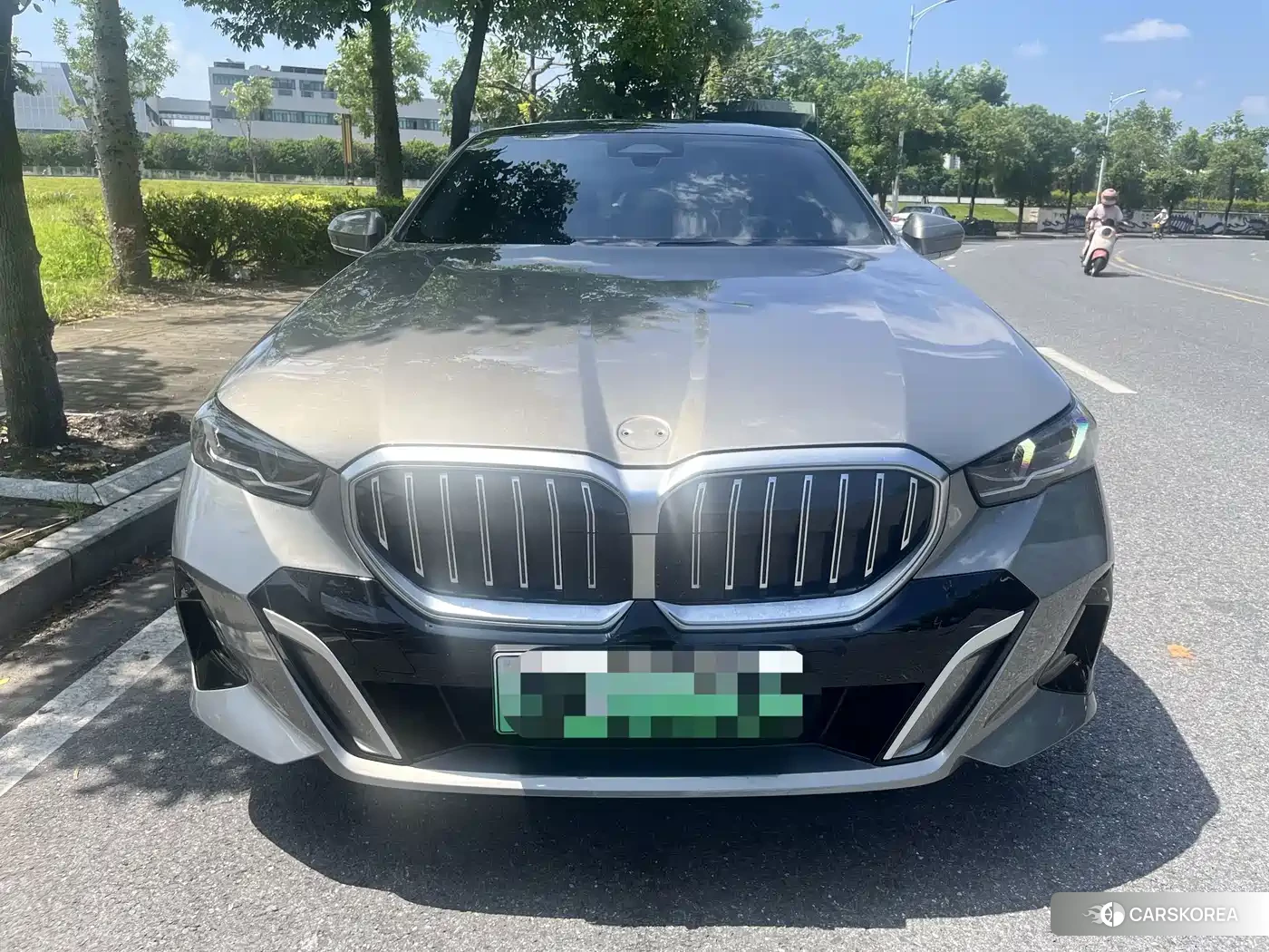 BMW i5 2024 Champagne/brown из Китая, фото 2