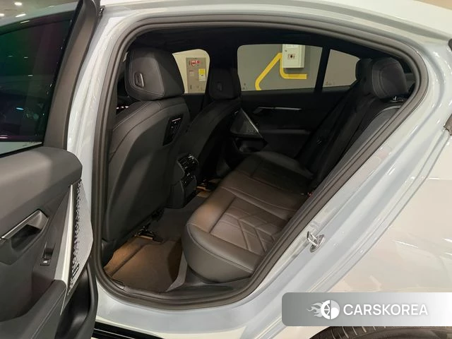 BMW 5 Series (G60) 2024 Светло-серебряный цвет из Кореи, фото 2