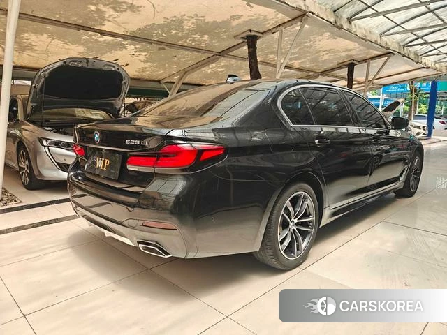 BMW 5 series 2022 Черный из Китая, фото 2