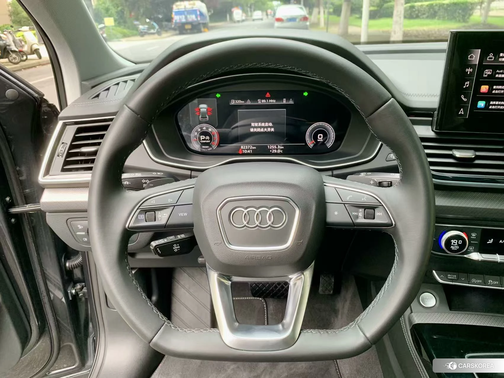 Audi Q5L 2021 Темно-серый из Китая, фото 2